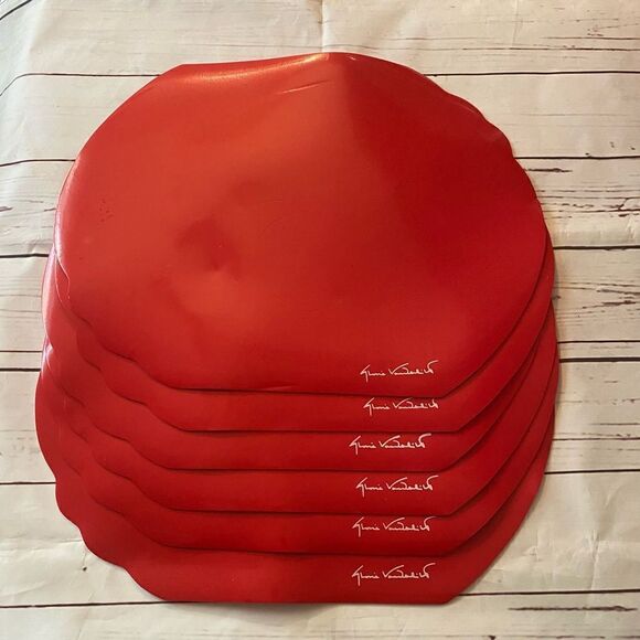 GLORIA VANDERBILT SIGNATURE GLOSSY VINYL PLACEMATS VINTAGE RED GLOSSY SE… - Picture 1 of 3